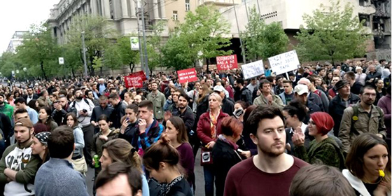 Studenti in piazza a Belgrado 