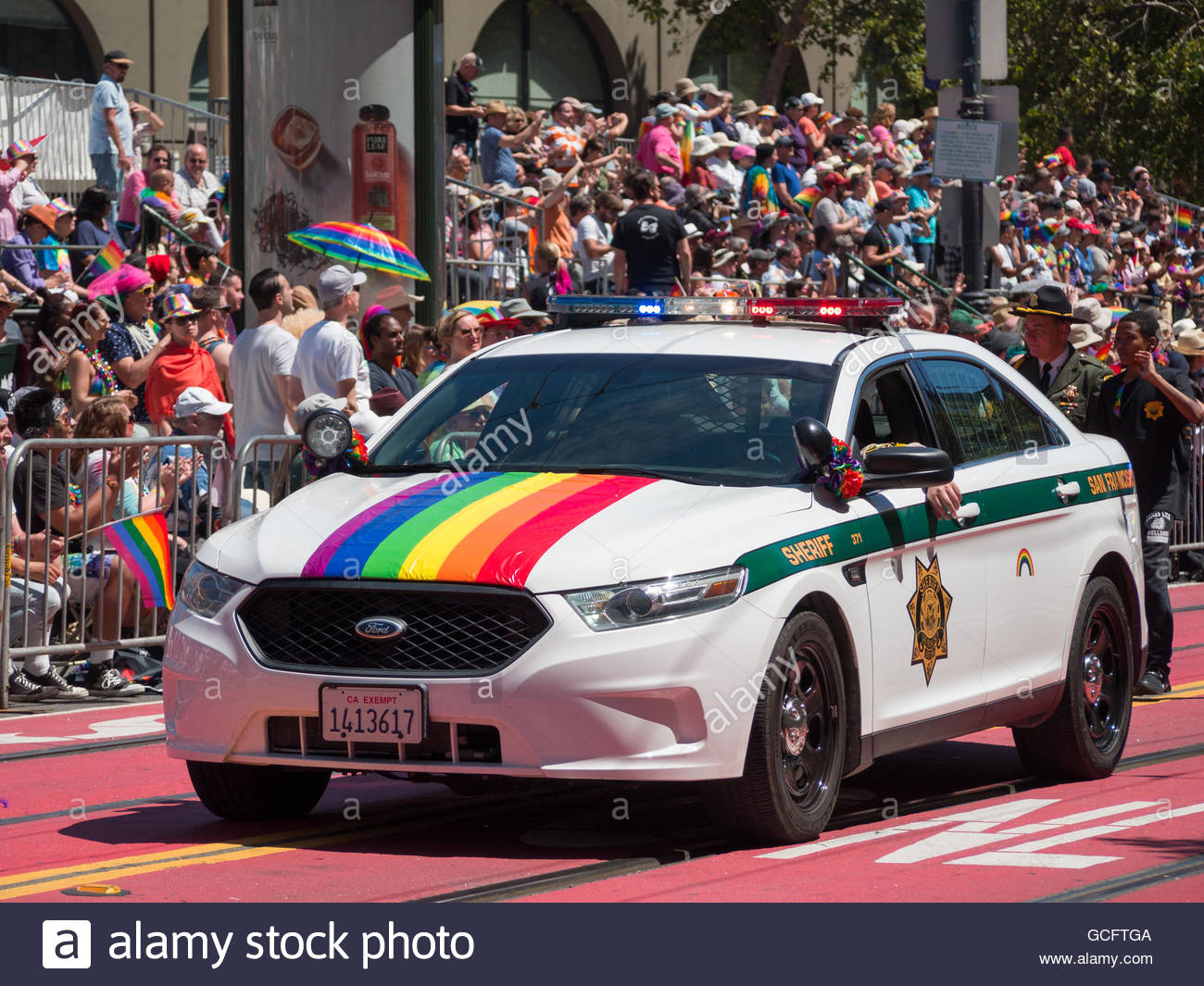 auto-della-polizia-con-bandiera-gay-in-san-francisco-pride-parade-2016-gcftga