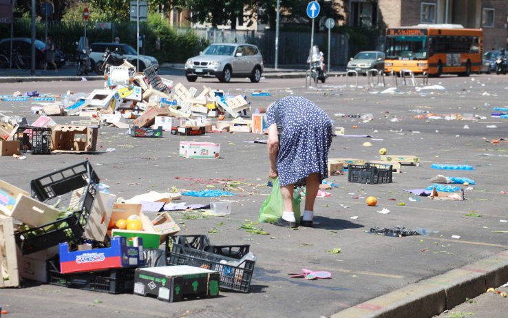 MILANO 04 Lug 2012 - ANZIANI CHE RACCOLGONO GLI SCARTI DI FRUTTA E VERDURA TRA LA SPAZZATURA DEL MERCATO IN VIA PAPINIANO. LA CRISI ECONOMICA HA PEGGIORATO LE CONDIZIONI ECONOMICHE DI MOLTI PENSIONATI p.s. la foto e' utilizzabile nel rispetto del contesto in cui e' stata scattata, e senza intento diffamatorio del decoro delle persone rappresentate