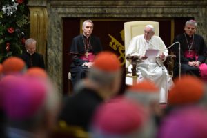 epa05077727 Pope Francis (2-R) speaks during the traditional Greetings to the Roman Curia, at the Vatican, 21 December 2015.  EPA/ALBERTO PIZZOLI/POOL